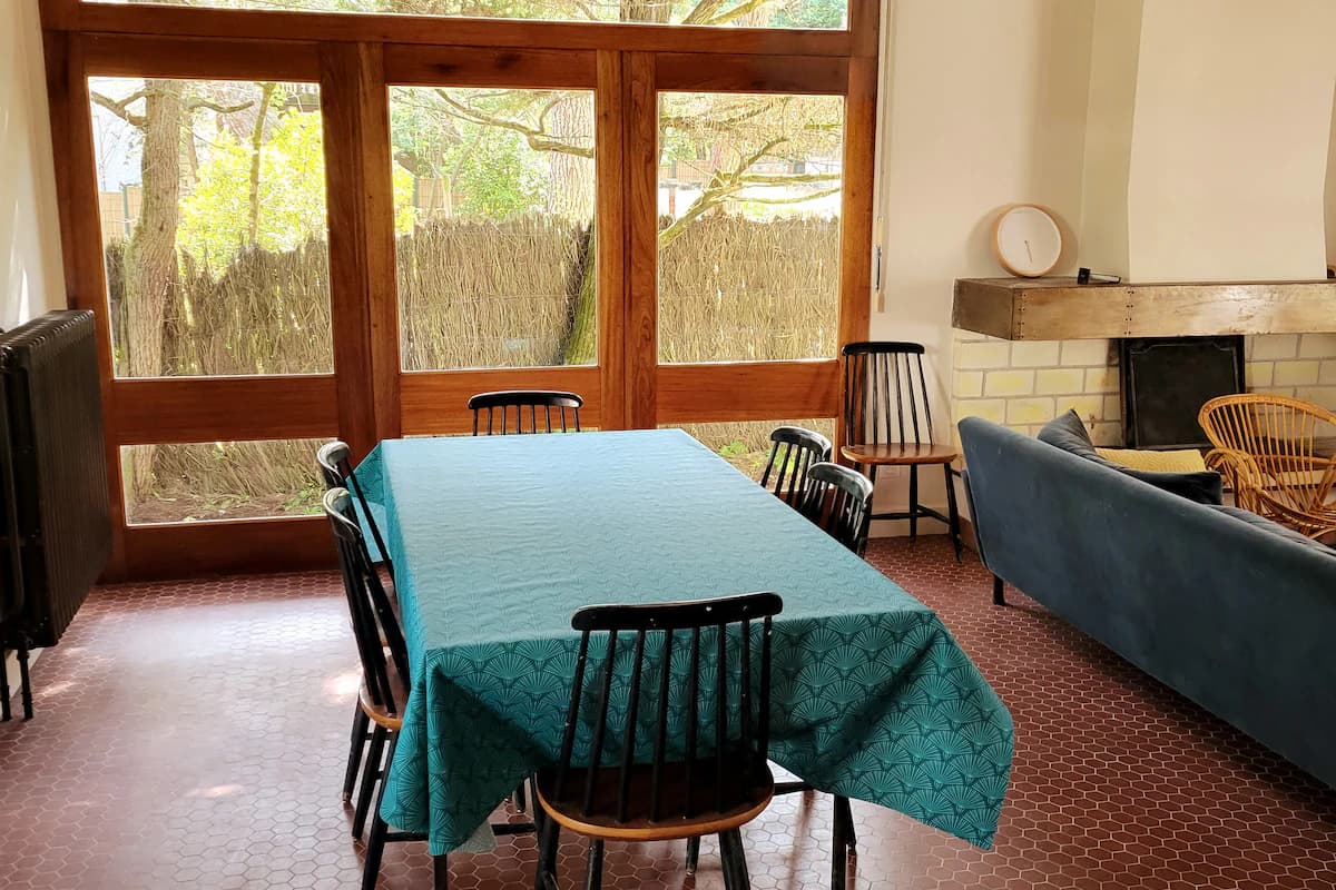 Salle à manger (table avec rallonges intégrées)