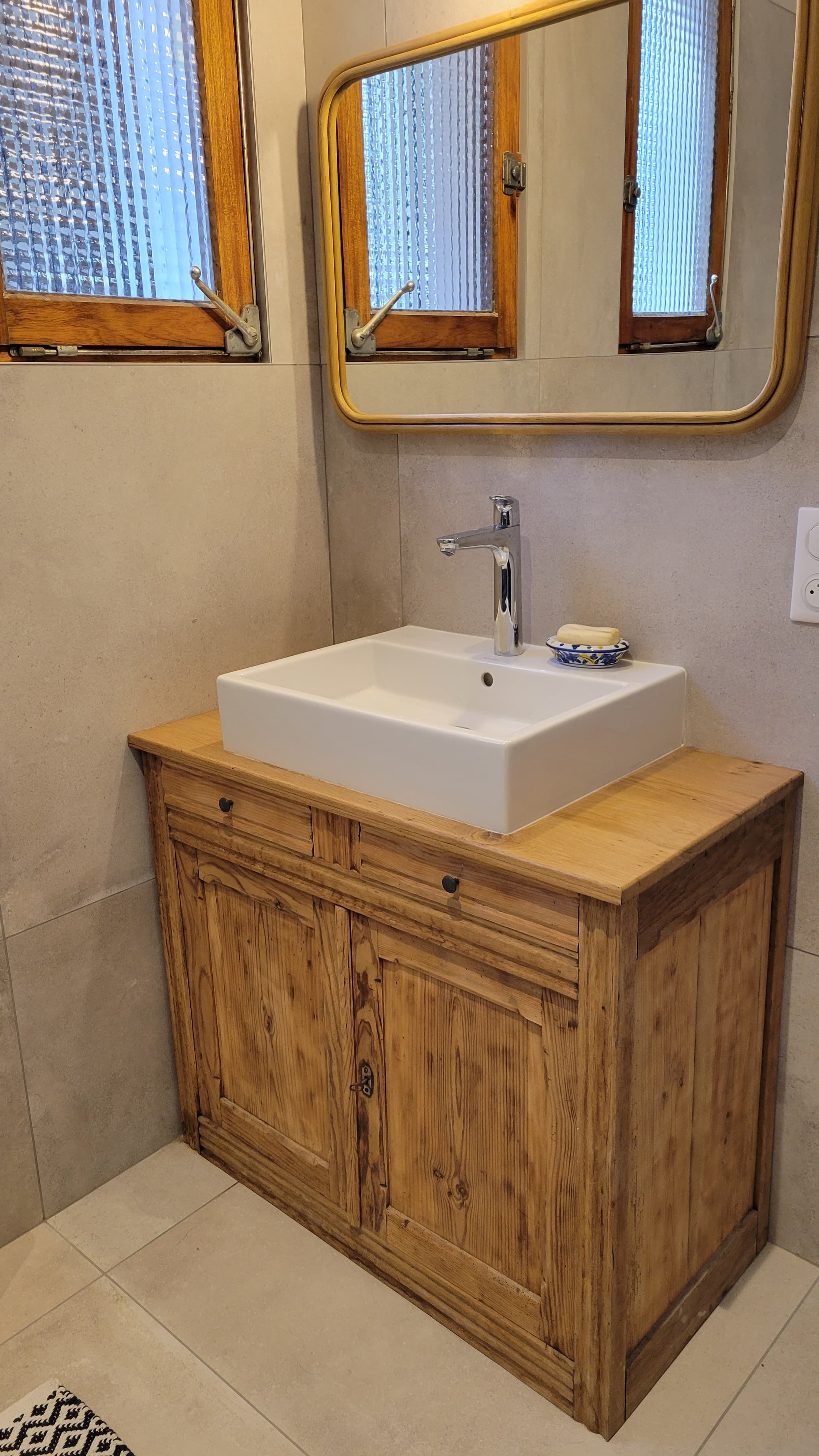 Salle de bain avec baignoire-douche
