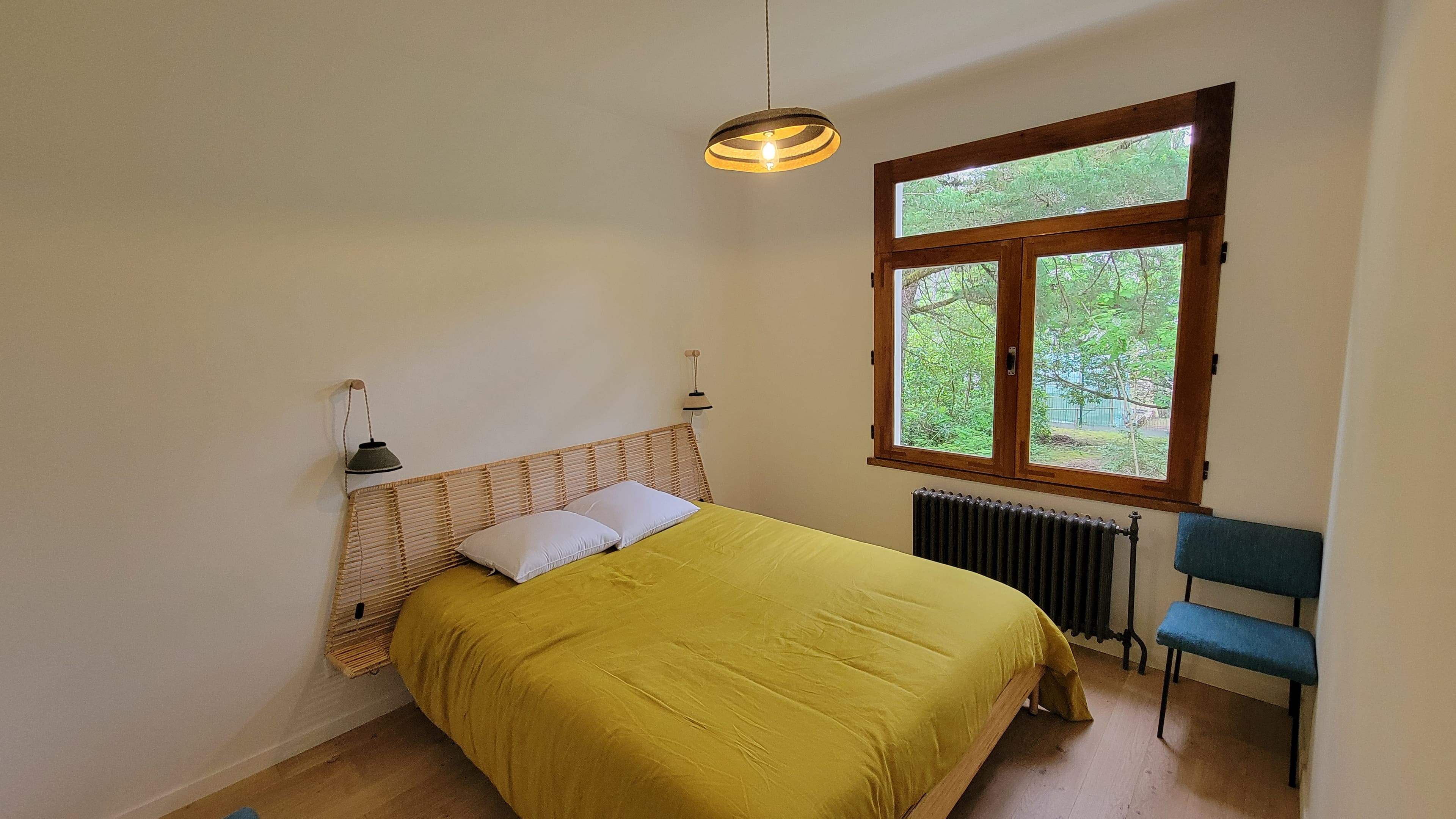 Chambre avec lit de 160 x 200 cm (draps en option), donnant sur le jardin derrière la maison