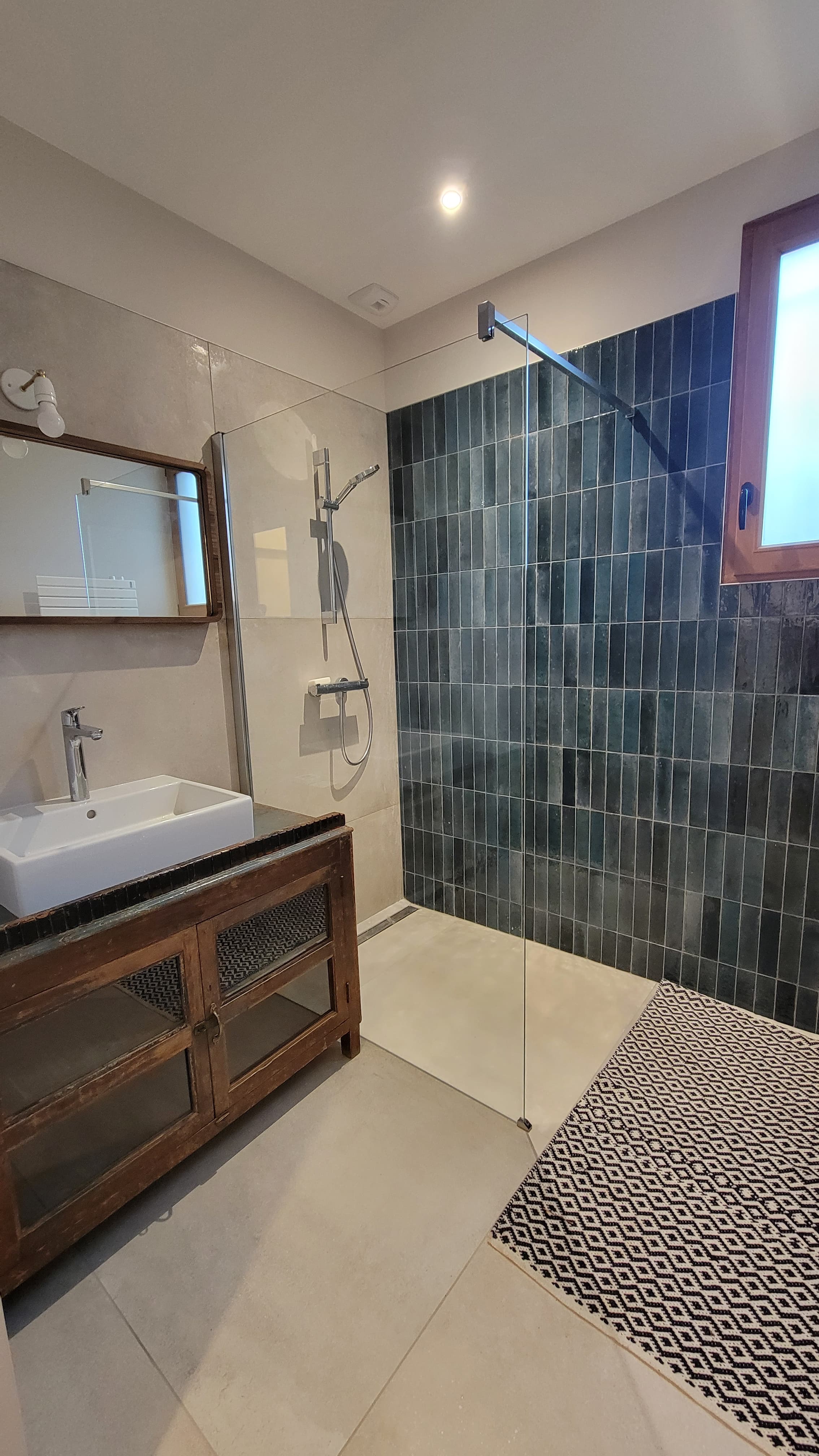 Salle de bain avec douche à l'italienne