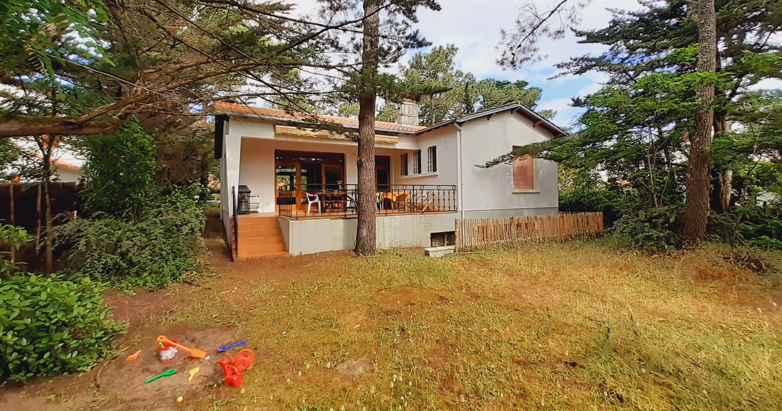 Grande terrasse orientée Est en surplomb du jardin