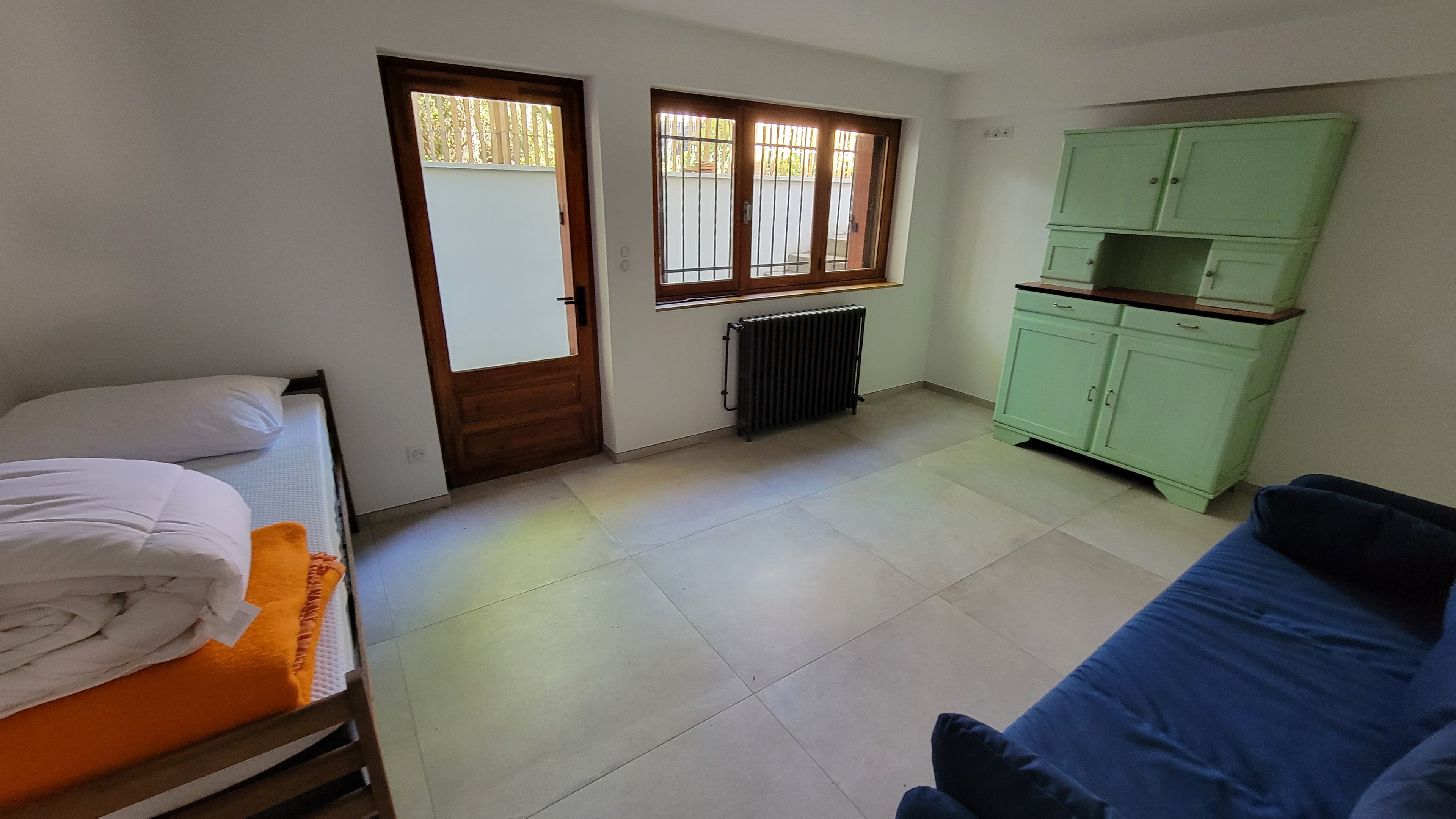 Grande chambre / salle de jeux en demi-sous-sol donnant sur le jardin, avec un canapé-lit de 140 x 200 cm et 1 lit de 80 x 190 cm (draps en option), et WC attenant