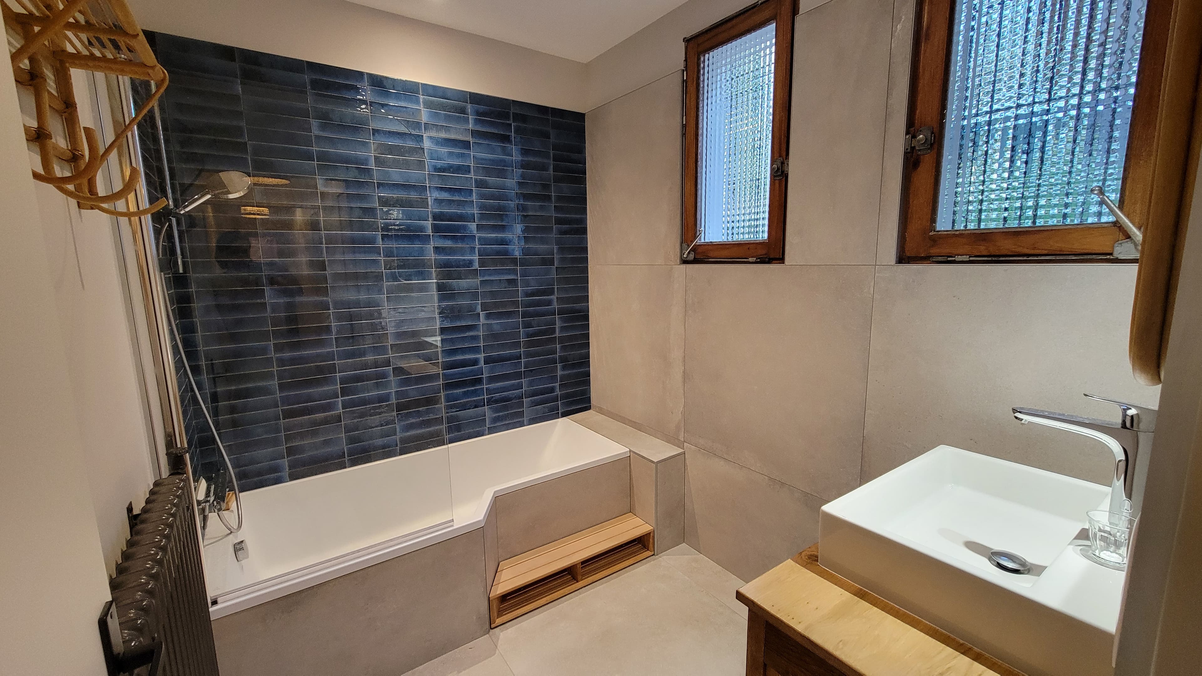 Salle de bain avec baignoire-douche